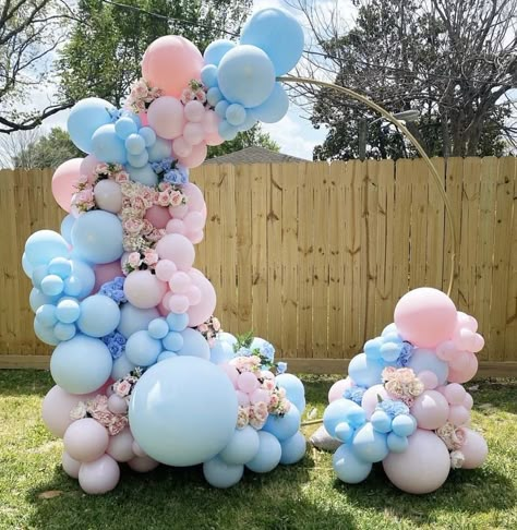 Circle Arch Gender Reveal, Gender Reveal Balloon Hoop, Gender Reveal Round Balloon Arch, Gender Reveal Decorations Outdoor Table, Gender Reveal Balloons Arch, Gender Reveal Arch Balloons, Pastel Gender Reveal Party, Gamer Gender Reveal, Gender Reveal Flowers