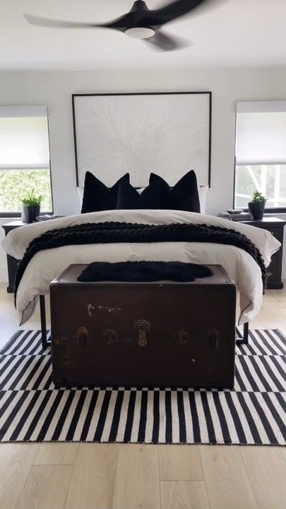 White Bedding With Throw Blanket, Preppy Bed Spread Black And White, White Bedding With Black Pillows, White Bedding Black Pillows, Black Bedframe Grey Bedding, Bedding Ideas With Black Bed Frame, Black Bedding Room Ideas Modern, Black White And Grey Bedding, White Headboard Black Bedding