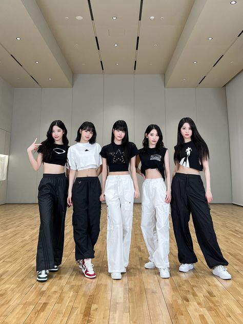 Lesserafim Group, Kpop Dance Practice Outfits, Lesserafim Ot5, Dance Class Outfit, Dance Style Outfits, Dance Outfits Practice, Class Outfit, Preformance Outfits, Practice Outfits