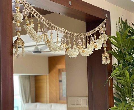 Diy Toran, Toran Ideas, Flower Toran, Mirror Canvas Art, Birthday Room, Birthday Room Decorations, Door Hanging Decorations, Mirror Canvas, Gold Earrings Models