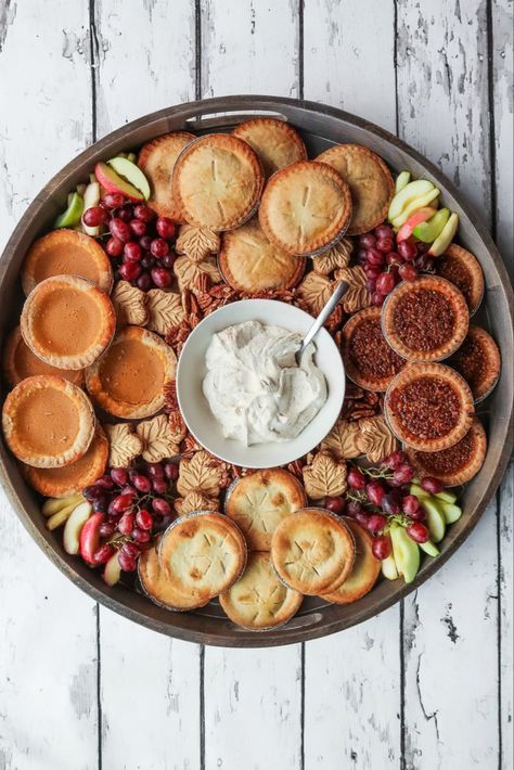 Fall Dessert Party, Agave Garden, Dessert Boards, Dessert Board, Small Appetizers, Mini Pie, Mini Pumpkin Pies, Decorações Com Comidas, Charcuterie Inspiration