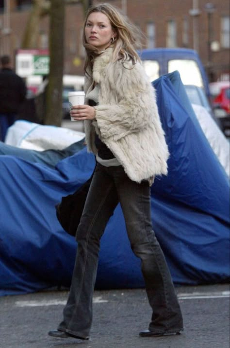 Kate Moss Outfit, 2000 Outfits, Kate Moss Street Style, Kate Moss Style, Off Duty Outfits, Models Off Duty Style, Walking Down The Street, 90s Model, Doutzen Kroes