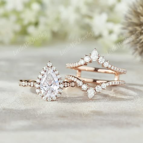 Pear wedding ring set