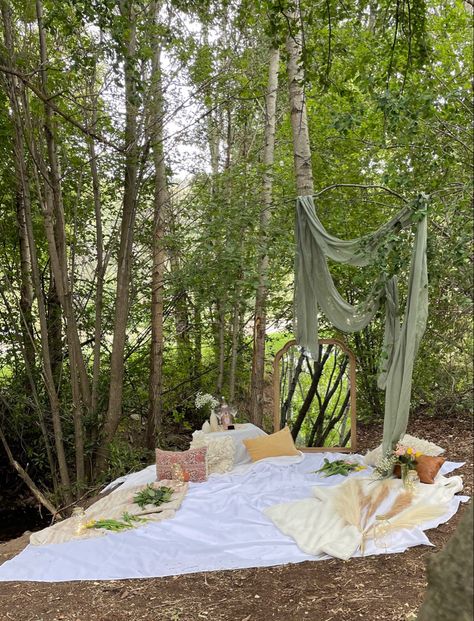 Proposal Blanket Set Up, Campfire Proposal, Cottage Proposal Ideas, Proposal Setup Outdoor, Camping Proposal Ideas, Hike Proposal Ideas, Engagement Picnic Ideas, Outdoor Proposal Ideas Woods, Proposal Picnic Set Up