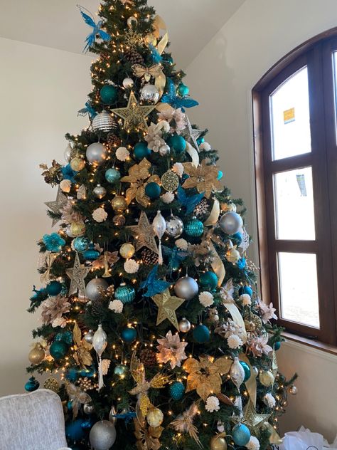 Teal and gold themed Christmas tree Teal Gold Christmas Tree, Cooper And Dark Teal Christmas Tree, Christmas Tree With Teal Ornaments, Christmas Tree Teal And Silver, Teal Gold Tree, Teal Christmas Tree, Colorful Christmas Decorations, Teal Christmas, Christmas Tree Decorating Themes