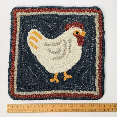 Folk Art Chicken, Rug Hooking Kits, Bird Rug, Rug Hooking Designs, Mary Johnson, Needle Punching, Chicken Design, Punch Needle Rug, Color Plan