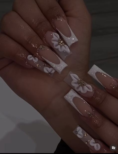 Nail Ideas Acrylic 3d Flowers, Prom And Graduation Nails, Nails Design Latina, Acrylic Nail Designs Formal, White Prom Nail Designs, Medium Quince Nails, Acrylic Nail Designs Latina, Square Nail Designs With Rhinestones, Nails With Rhinestones Medium Length