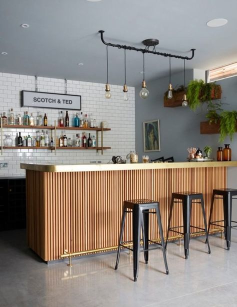 nouvelles tendances cuisine 2019 aménagement décoration moderne utilisation bois suspensions style industriel House Basement, Home Bar Rooms, Modern Home Bar, Bar In Casa, Home Bar Design, Diy Home Bar, Kursi Bar, Basement Renovation, Bar Inspiration