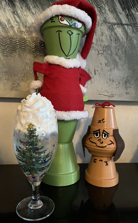 Grinch Clay Pots, Grinch Clay Pot People, Grinch Birdhouse, Grinch Terra Cotta Pot, Grinch Candle Holder, Grinch Wine Glass Candle Holder, Terra Cotta Pot Projects, Bunny Templates, Clay Pot Projects