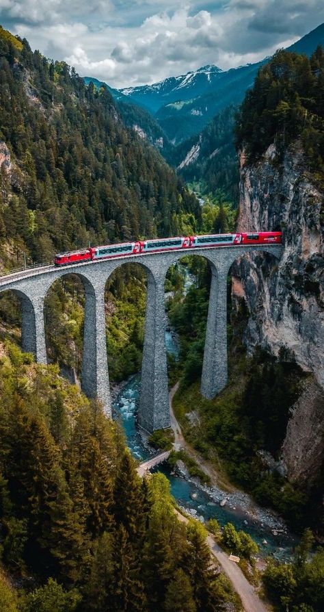 Raktima Saikia on Twitter: "Switzerland 🇨🇭🇨🇭 #photography https://t.co/fGmhfSDqOh" / Twitter Glacier Express, Wallpaper Winter, Train Tour, Model Train Sets, Snowdonia, Swiss Alps, A Bridge, Train Travel, The Train