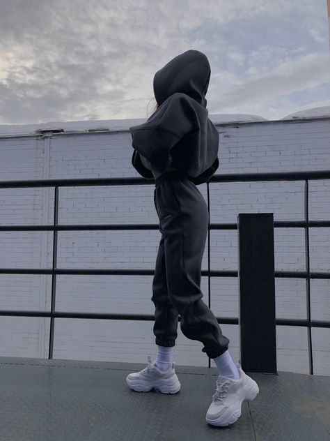 Black Gym Outfit, Black Hoodie Outfit, Face Pose, Aesthetic Hoodies, Cold Fashion, Sweat Women, Korean Accessories, Fits Aesthetic, Hoodie Aesthetic