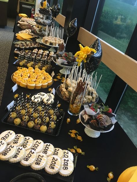 Black And Gold Party Food Table, Dessert Graduation Table, Graduation Cake Table Decorations, Black And Gold Party Appetizers, Prom Food Table Ideas, Grad Party Sweet Table, Food Table Decorations Buffet Ideas Graduation Parties, Black And Gold Food Table Decorations, Desserts For Graduation