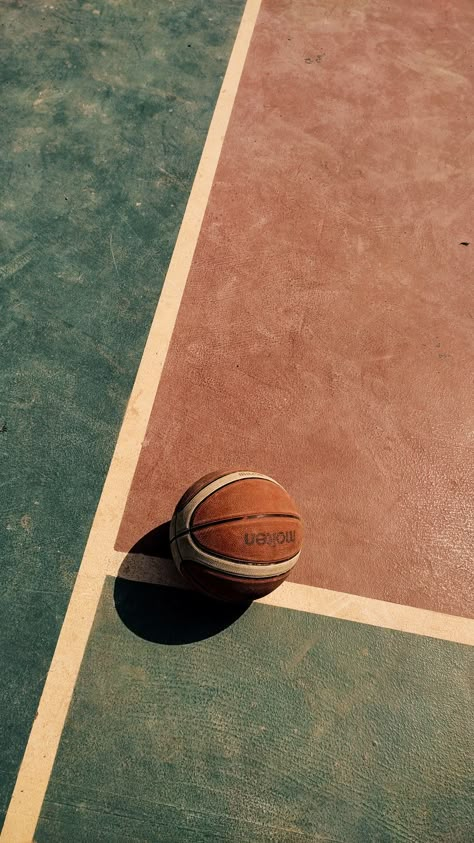 Basketball Vintage Aesthetic, Basketball Court Wallpaper Aesthetic, Old Basketball Aesthetic, Vintage Basketball Aesthetic Wallpaper, Vintage Basketball Aesthetic Room, 80s Basketball Aesthetic, Basketball Field Aesthetic, Sports Wallpaper Aesthetic, Street Basketball Aesthetic