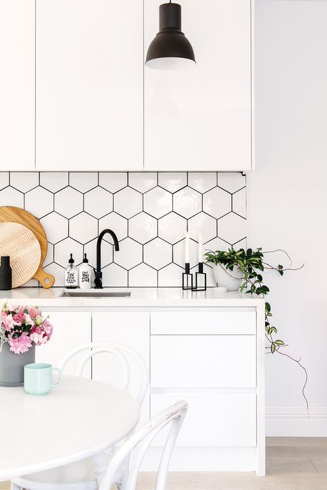 According to stylist of The Eye Spy Milk Bar, Katy Thomas, there is nothing like the deadline of having a baby to get a home renovation into full swing. Backsplash Design, White Subway Tile Backsplash, Kabinet Dapur, Timeless Kitchen, Kitchen Splashback, White Kitchen Design, Ideas Hogar, White Subway Tile, Scandinavian Kitchen