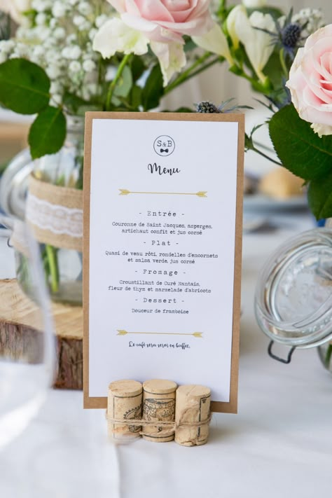 Menus printaniers: 35 idées pour de jolies tables de mariage! #invites #menu #présentation #originale #menuoriginale #menudemariage #mariagesnet #mariages2010 #handmade  #wedding #weddingexperience Menus Wedding Table, Wedding Table Menu Ideas, Menu Decoration Ideas, Wedding Table Menu Cards, Handmade Menu Card, Menu On Table, Table Menu Ideas, Menu Wedding Cards, Rustic Wedding Menu Cards