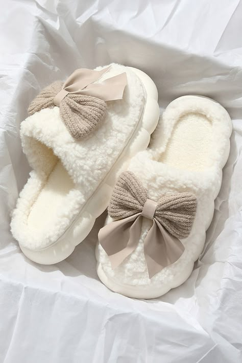 $1.95 White Contrast Bowknot Applique Plush Winter Slippers Wholesale Cute Winter Slippers, Cute Slippers Aesthetic, White Elegant Shoes, Pajama Shoes, Shoes For Girls Stylish, Slippers Aesthetic, Aesthetic Slippers, Slippers For Women Fashion, Aesthetic Footwear