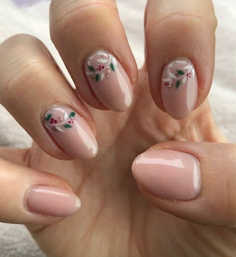 Short Almond Gel Nails Natural, Mistletoe Nail Art, Simple Festive Nails, Christmas Nails Mistletoe, Christmas Nails Shellac, Nails Mistletoe, Winter Toe Nails, Cute Christmas Nails Simple, Christmas Nails Simple