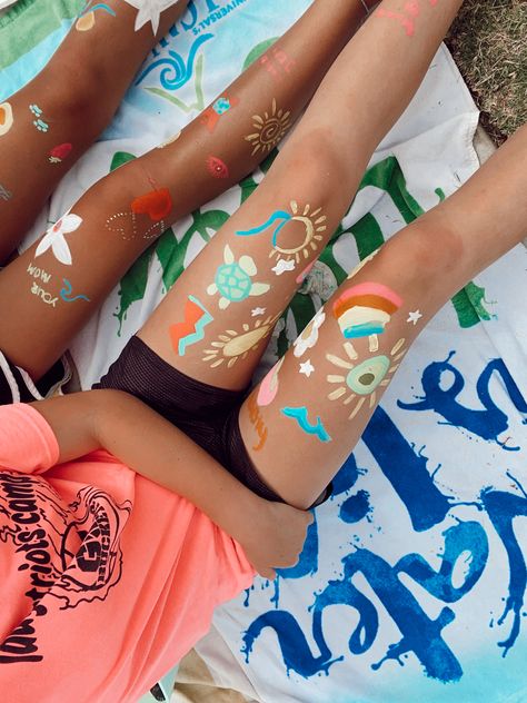 Preppy Leg Painting, Painting On Legs Aesthetic, Paint On Your Leg, Aesthetic Leg Painting, Cute Leg Paintings, Painting Legs Summer, Leg Painting Body Art Summer, Leg Painting Aesthetic, Leg Paint Ideas