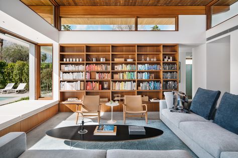 In the living room, a custom daybed becomes part of the outdoor furnishings when the Marvin lift-and-slide doors are open. The sofas are from Resource and the rug is by Angela Adams. Modernism Week Palm Springs, Resource Furniture, Desert House, Open Plan Living Room, Mid Century Living, Mid Century Living Room, Desert Homes, Prefab Homes, Cheap Decor