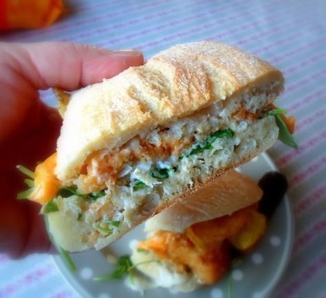 Fish Burger Recipe, Hearty Sandwiches, Finger Sandwich, Sandwich Healthy, Great British Food, Sandwiches Recipes, Chewy Bread, Fish Burger, Homemade Tartar Sauce