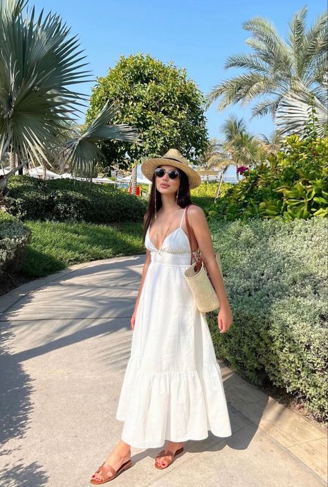 Beach White Outfits Women, Beach Outfits Elegant, Elegant Beach Outfits Women, Alacati Outfit, Outfit Inspo Mexico, Beach Outfits Women India, Mexico Fits For Women, Italian Girl Aesthetic Outfit, Bodrum Outfit Ideas