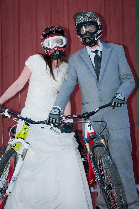 Mountain Biking lovers!   Credit: Michael Biggins Mtb Couple, Mtb Wedding, Mtb Wallpaper, Adrenaline Sports, F1 Art, Downhill Bike, Downhill Mtb, Sports Aesthetic, Mtb Bike Mountain