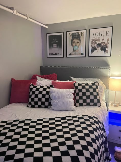 Checkered Bedroom Aesthetic, New York Bedroom Aesthetic, Checkered Room, New York Bedroom, Bedroom Aesthetic Ideas, Dorm Room Inspo, My First Apartment, Relationship Pics, New Room Ideas