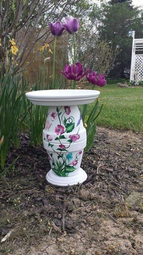 Painted Bird Bath, Terra Cotta Pot Crafts Diy, Diy Bird Bath, Diy Garden Fountains, Flower Pot Art, Bird Bath Garden, Garden Decor Projects, Outdoor Crafts, Garden Crafts Diy