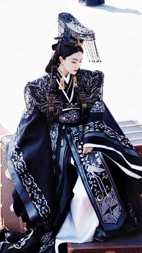 Fan Bingbing, Mode Kimono, Beautiful Kimonos, Jive, Chinese Clothing, Asian Outfits, Traditional Fashion, Chinese Dress, Fantasy Fashion