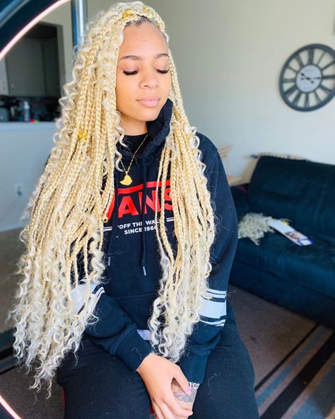 😻😻BOHO BOX BRAIDS 😻😻😻 Platinum Blond 💦 Hair by me Hair used (613) braiding hair && GOGO freetress curl in color (613) ✨SWIPE LEFT ✨… Womens Braids, Bohemian Box Braids, Boho Box Braids, African American Braided Hairstyles, Braids Blonde, Big Box Braids, Blonde Box Braids, Twisted Hair, Bohemian Braids