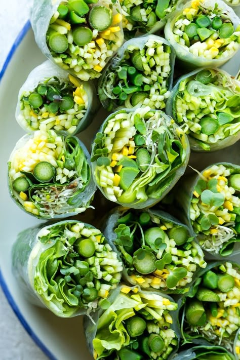 Green summer rolls with mango miso sauce - Lazy Cat Kitchen Summer Healthy Recipes, Warm Weather Recipes, Miso Sauce, Sommer Mad, Green Foods, Plats Healthy, Salad Rolls, Cat Kitchen, Green Mango