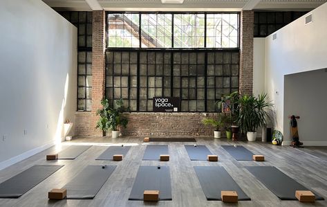 Vida Design Studio, Yoga Class Interior Design, Yoga Class Design, Yoga Studio Cafe, Healing Space Design, Garage Yoga Space, Earthy Yoga Studio, Wellness Center Design Interiors, Yoga Garden Space