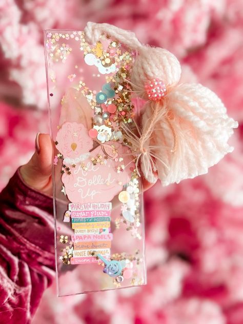 Doll Bookmark Diy, Quick Cricut Gifts, Class Gifts For Students, Shaker Bookmarks, Shaker Bookmark, Small Handmade Gifts, Glitter Bookmarks, Teachers Christmas Gifts, Fuse Tool