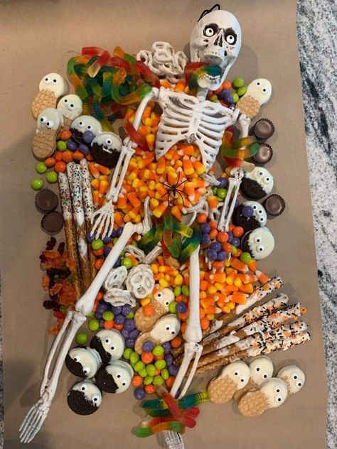 Halloween Candy Tray, Halloween Snack Board, Candy Charcuterie Board, Candy Charcuterie, Party Boards, Halloween Dessert Table, Snack Boards, Halloween Sleepover, Halloween Charcuterie