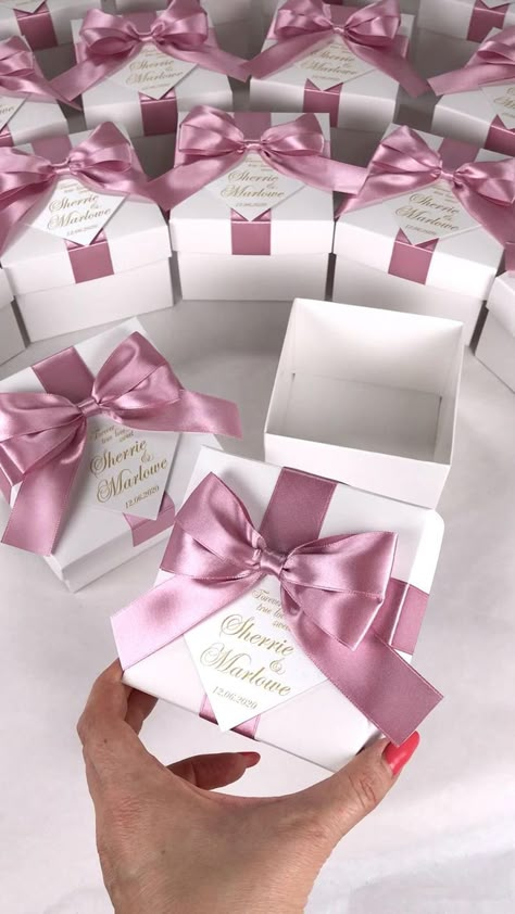 Crafts For Gifts, Favor Boxes Wedding, White Wedding Favors, Săpunuri Handmade, Wedding Favor Box, Candy Wedding Favors, Elegant Wedding Favors, Wedding Gifts Packaging, Gifts Wrapping Diy