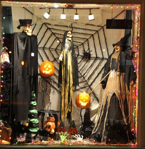 My Halloween window @ Vintage & Vogue Halloween Visual Merchandising, Halloween Shop Window Display, Halloween Window Display Retail, Halloween Displays Retail, Halloween Store Decorations, Halloween Store Windows, Halloween Store Display, Halloween Windows, Halloween Window Display