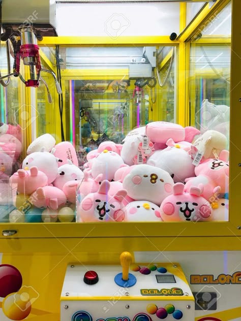 Claw Machine Drawing, Claw Machine Aesthetic, Anime Claw Machine, Kawaii Claw Machine Art, Cool Claw Machine, Gachapon Machine Aesthetic, Gachapon Machine, Claw Game, Neon Photoshoot