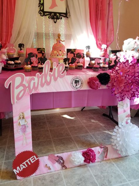 Barbie Frames Birthday Parties, Barbie Photo Frame Prop, Diy Barbie Photo Frame, Barbie Frame Photoshoot, Barbie Picture Frame, Diy Barbie Photo Booth Frame, Barbie Selfie Frame, Barbie Props Party Ideas, Barbie Photo Frame