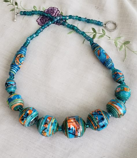 Choker style paper bead necklace. Paper Bead Crafts, Paper Bead Necklace Ideas, Paper Beads Diy, Paper Beads Template, Paper Bead Necklace, Paper Necklace, Make Paper Beads, Paper Jewellery, Paper Quilling Jewelry