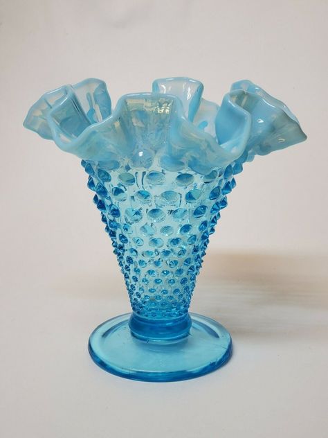 Fenton Glassware Vintage, Fenton Lamps, Carnival Glass Vintage, Glassware Vintage, Fenton Glassware, Vase Antique, Blue Things, Vase Blue, Antique Glassware