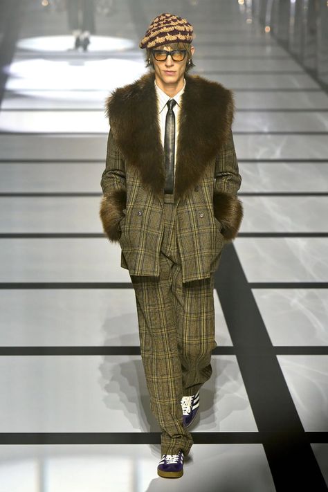 Gucci Fall 2022 Ready-to-Wear Collection | Vogue Gucci Fall Winter 2022 2023, Gucci Fall 2023 Ready To Wear, Gucci Fall 2022, Gucci Fall 2020, Gucci Fall 2020 Ready To Wear, Gucci Fashion Show, Unisex Looks, Gucci Runway, Face Style