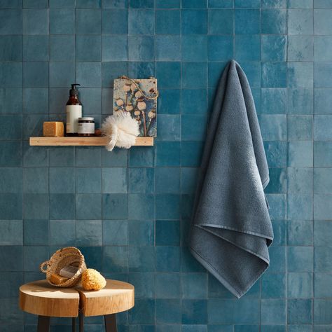 Panorama des nouveaux carrelages de salles de bains - Côté Maison Turquoise Bathroom, Teal Bathroom, Emergency Supplies, Bleu Turquoise, Professional Organizer, Bathroom Makeover, 인테리어 디자인, Tile Bathroom, Bathroom Interior Design