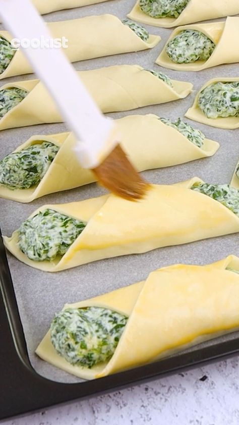 Ricotta + spinach = perfect couple 😍 Here's the easy and delicious recipe for a snack everyone will love: 👉INGREDIENTS For the… | Instagram Ricotta Puff Pastry Recipes, Spinach Ricotta Puff Pastry, Spinach Appetizers Easy, Puff Pastry Recipes Dinner, Spinach Puffs, Spinach Wrap, Puff Pastry Recipes Savory, Spinach Puff Pastry, Spinach Puff