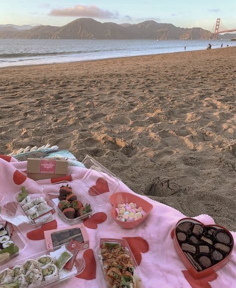 Picnic Inspiration, Galentines Party, Picnic Date, After Life, Beach Picnic, Teenage Dream, San Valentino, Summer Aesthetic, Photo Dump