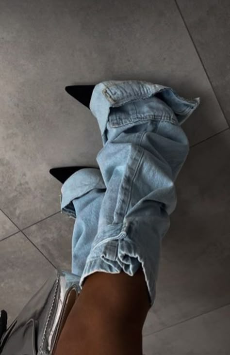 Denim Leg Warmers, Jisoo Closet, Fashion University, University Inspiration, Aesthetic Ropa, Kim Style, Denim Editorial, Shopping Therapy, Fall Fashion 2023