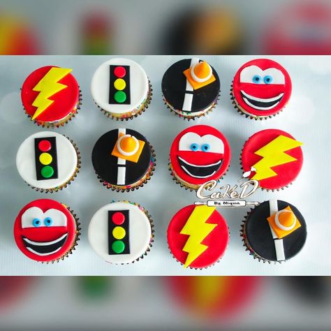 Lightning McQueen Cars Cupcakes! #cars #carscupcakes #lightningmcqueen #lightningmcqueencupcakes #cupcakes #customcupcakes #kidscakes… Cars Theme Cupcakes Lightning Mcqueen, Lightning Mcqueen Birthday Cupcakes, Lightning Mcqueen Cupcakes, Mcqueen Cookies, Car Cupcakes, Cars Cake Design, Γενέθλια Mickey Mouse, Cars Cupcakes, Flash Mcqueen