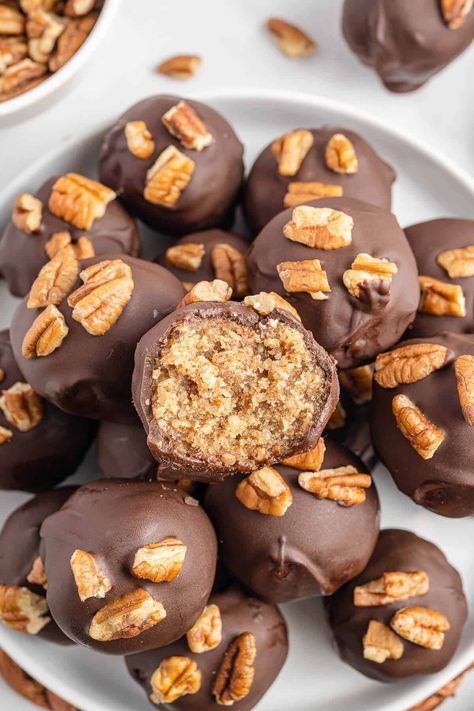 Pecan Pie Balls - The best easy no-bake snack that tastes just like pecan pie. These bite-sized treats are rich and sweet with a nutty crunch. Pecan Pie Truffles, Pie Balls, Pecan Pie Balls, Bourbon Balls Recipe, Pecan Cheesecake Bars, Pecan Pie Bites, Bourbon Balls, Bourbon Pecan Pie, Pecan Pie Filling