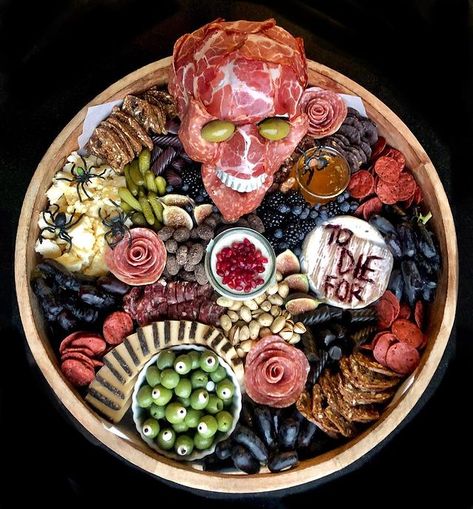 Silence Of The Lambs Halloween Decor, Halloween Munchies, Halloween Charcuterie Boards, Spooky Charcuterie, Halloween Eats, Holiday Buffet, Creepy Halloween Food, Halloween Charcuterie, Halloween Buffet