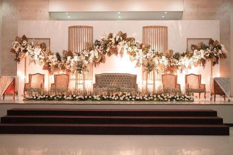 Dekorasi Pernikahan Modern Wedding Decorations, Dekor Pernikahan Simple, Wedding Backdrop Design Indoor, Pelaminan Modern, Wedding Decoration Checklist, Indoor Wedding Decorations, Engagement Stage Decoration, Reception Stage, Reception Stage Decor