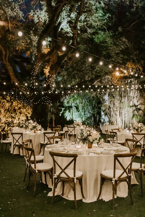 Country Home Wedding Ideas, Wedding Decorations Small Space, Classy Wedding Outdoor, Round Table Outdoor Wedding, Long Family Style Wedding Tables, Small Private Wedding Dinner, Outdoor Wedding Ceremony Fall, Indoor Outdoor Wedding Reception, Wedding Venue Set Up